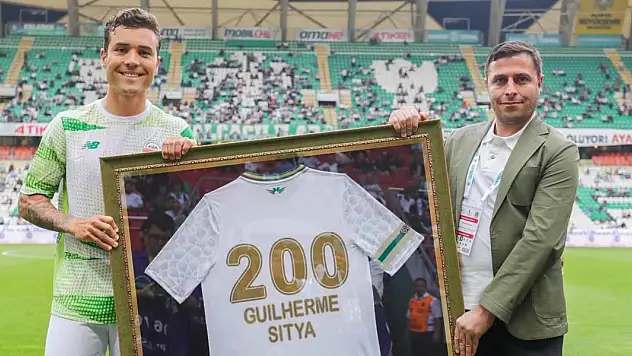 Guilherme'nin ikinci kez 'dalya' heyecanı! Alanyaspor maçı öncesi onurlandırıldı