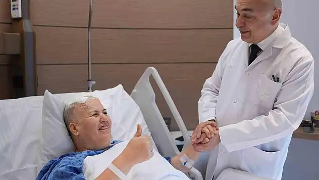 Guinness Rekortmeni Doç. Dr. Ali Zırh, 2 bininci ameliyatını gerçekleştirdi