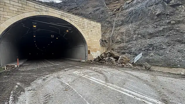 Gümüşhane-Trabzon kara yolunda heyelan