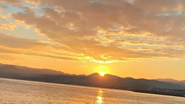 Gün doğumuna yansıyan 'ay-yıldız' silueti böyle görüntülendi