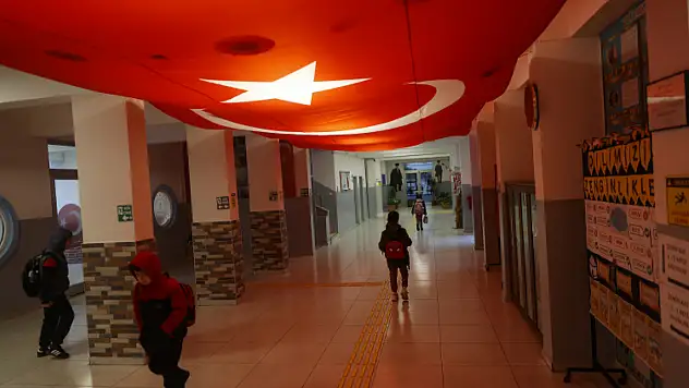 Okullar Türk bayraklarıyla donatıldı