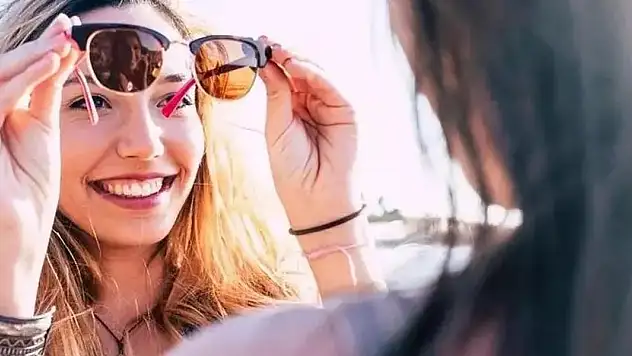 Güneş gözlüğünde kaşlar çerçevenin içinde kalmalı
