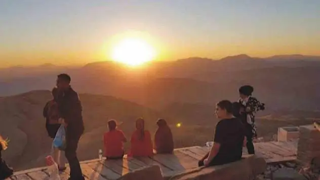 Güneşin doğuşunu meditasyon yaparak izlediler