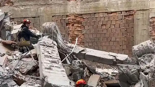 Güngören'de yıkım esnasında çöken binada 2 işçi göçük altında kaldı