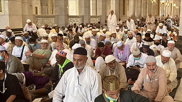 Hacı adayları Kurban Bayramı öncesi son cuma namazını Kabe'de kıldı