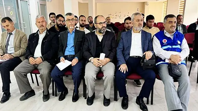 Hacı adaylarına rehberlik yapacak görevlilere eğitim