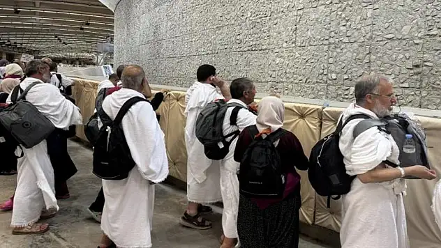 Hacılar, bayramın ikinci gününde de şeytan taşladı