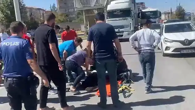 Hafif ticari araç, anne ve 2 çocuğuna çarptı