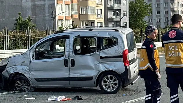 Hafif ticari araç, bariyerlere çarptı: 2 ölü, 3 yaralı
