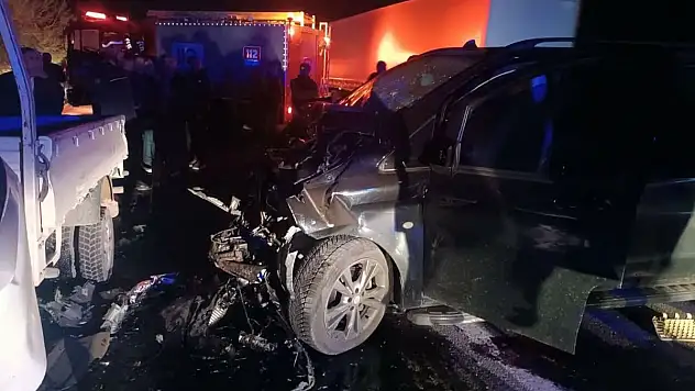 Hafif ticari araç ile kamyonet çarpıştı 1 ölü, 5 yaralı