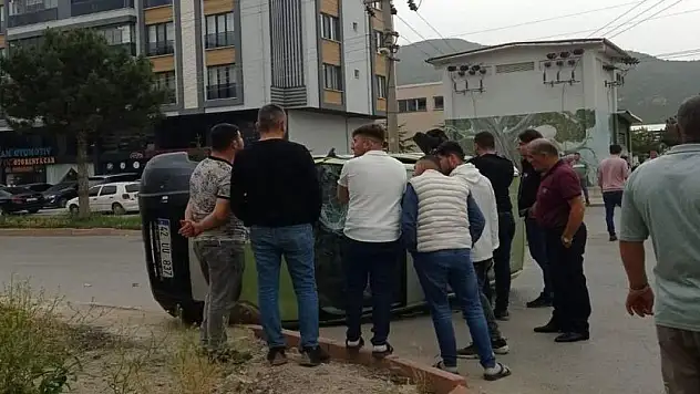 Hafif ticari araç ile motosiklet çarpıştı: 3 yaralı