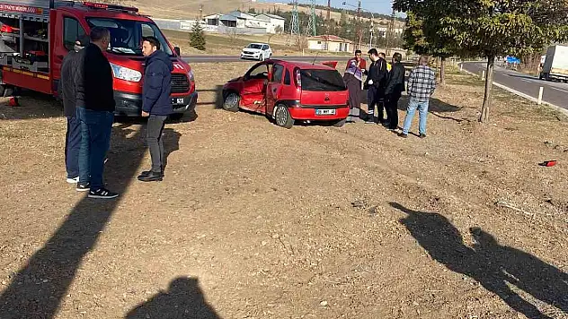 Hafif ticari araç ile otomobil çarpıştı: 1 ölü, 4 yaralı