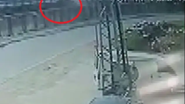 Hafif ticari aracın sulama kanalına düştüğü kaza kamerada