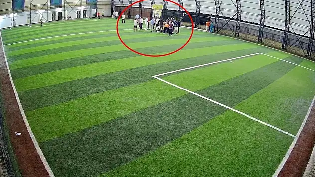 Halı sahada kalp krizi geçirdi fenalaştığı anlar kamerada!