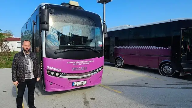 Halk otobüsünde unutulan altın dolu çantayı sahibine teslim etti