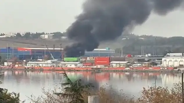 Halkalı Gümrüğü'nde konteyner alev alev yandı