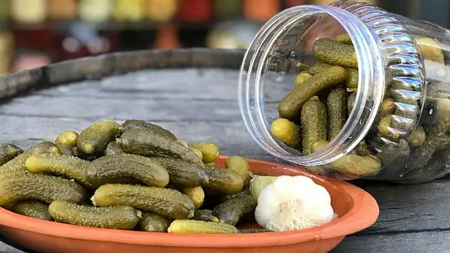 Hanımlar, yıllardır turşuyu yanlış yapıyormuşuz. Meğer az koymak gerekiyormuş