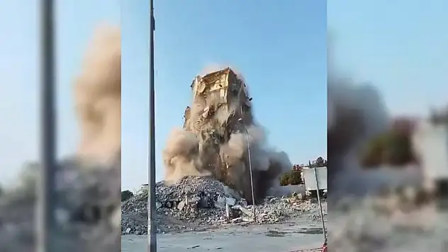 Hasarlı bina yıkılırken çöktü, operatör son anda kurtuldu