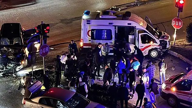 Hasta taşıyan ambulans ile otomobil çarpıştı: 9 yaralı