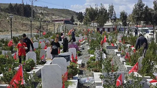 Hatay Deprem Şehitliği'de buruk bayram