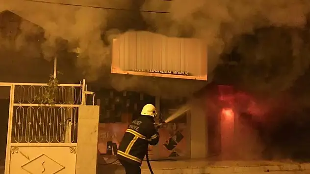 Hatay'da iş yerinin kundaklanması güvenlik kamerasında
