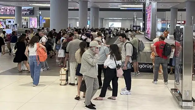 Havalimanlarında bayram tatili dönüş yoğunluğu
