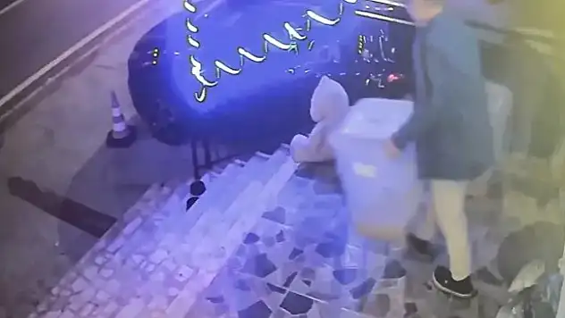 Hayvanların mama kutusunu çalıp gitti!