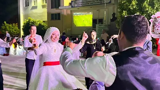 Hem evlendiler, hem Milli maçı izlediler