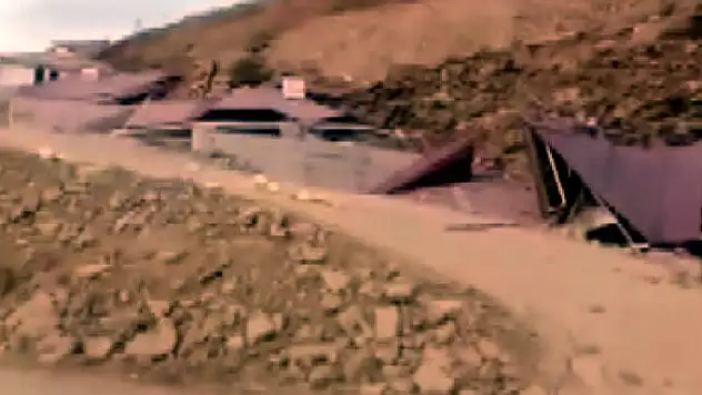 Heyelan 10 ev toprak altında kaldı