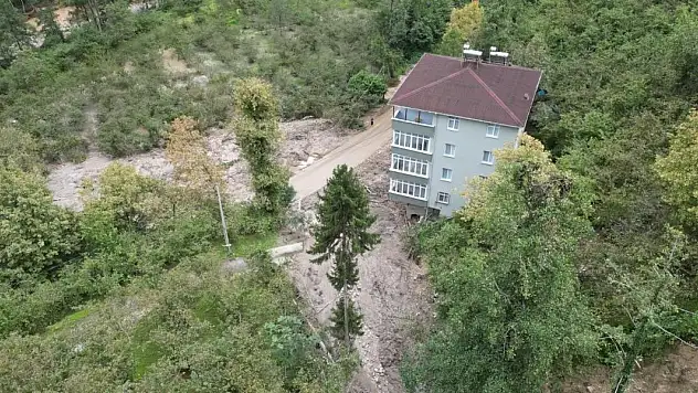 Heyelan 5 katlı binayı teğet geçti, faciadan dönüldü