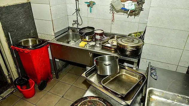 Hijyen kurallarını çiğneyen restorana en üst sınırdan ceza!