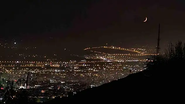 Hilal ay hayran bıraktı