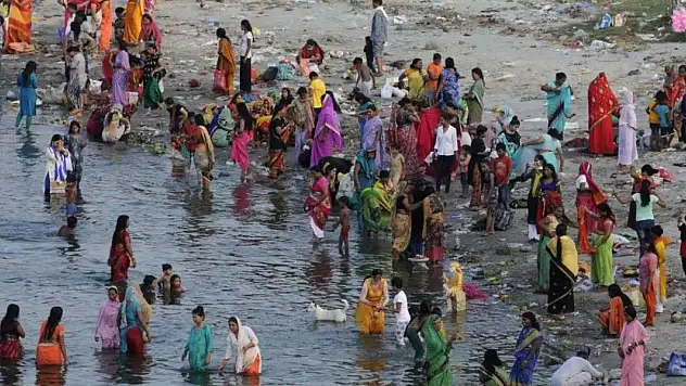 Hindistan'a yaklaşan tropik fırtına nedeniyle 300 bin kişi tahliye edildi