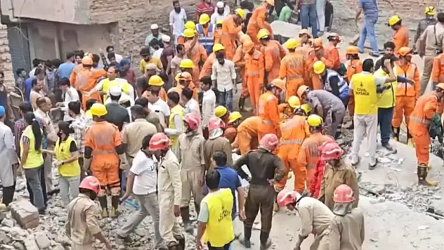 Hindistan'da 4 katlı bina çöktü: 11 ölü