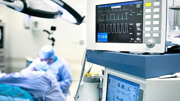 Hindistan'da bir kızın vücudundan 16 kilogramlık 'parazitik' ikiz çıkarıldı