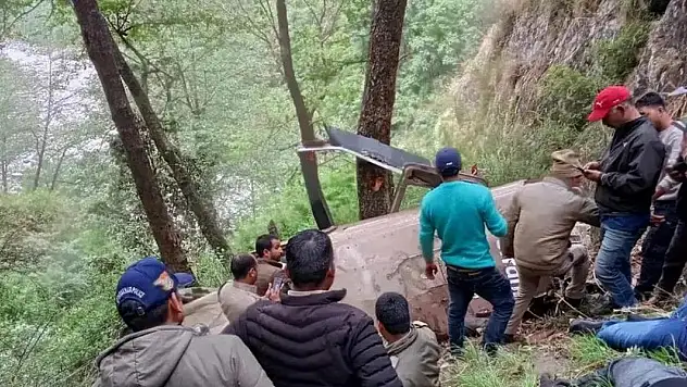 Hindistan'da helikopter düştü, 5 kişi öldü