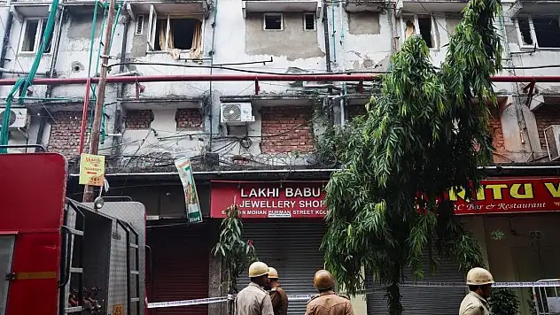 Hindistan'da otel yangını: 15 ölü