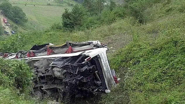 Hindistan'da otobüsün vadiye düşmesi sonucu 36 kişi öldü