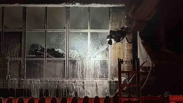 Hırdavat dükkanı alev topuna döndü, ekipler seferber oldu