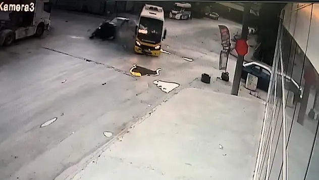 Hızla gelen otomobil yolcu minibüsüne çarptı: 10 yaralı