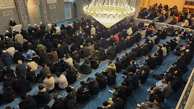 Hollanda'da 1300 genç sabah namazında buluştu