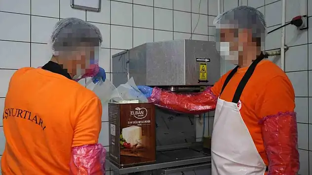 Hükümlüler hem meslek ediniyor hem üreterek ekonomiye katkı sağlıyor