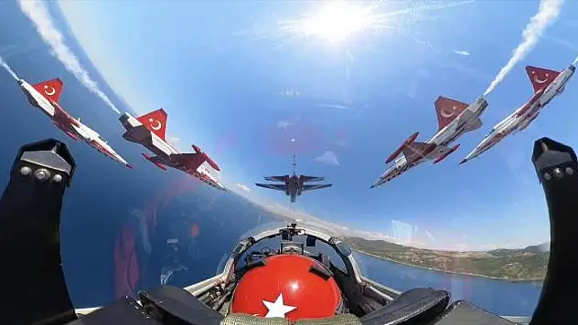 HÜRJET'ten Türk Yıldızları'yla gösteri uçuşu
