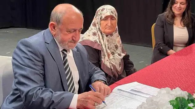 Huzurevinde dünya evine girdiler