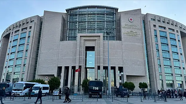 İBB'ye yönelik yolsuzluk soruşturmasında gözaltına alınan şüpheliler adliyede