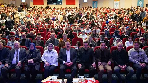 İbrahim Erkal sevgisi, salona sığmadı