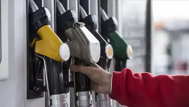 İbre yine tersine döndü: Motorine indirimden sonra dev zam geliyor!