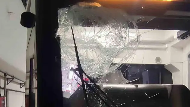İçine taş sıkıştırılarak atılan kartopu, tramvayın camını kırdı