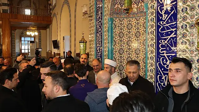 İçişleri Bakanı Ali Yerlikaya bayram namazını memleketi Konya'da kıldı
