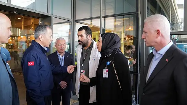 İçişleri Bakanı Yerlikaya, Küçükçekmece'de çöken binadan kurtarılan yaralıları ziyaret etti